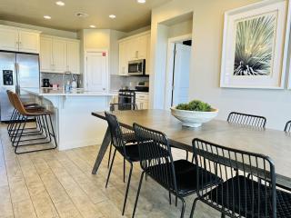 Desert Chateau townhouse - Washington - 3