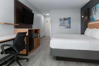 La Quinta Inn & Suites by Wyndham Ft Worth-Burleson - Burleson - 1