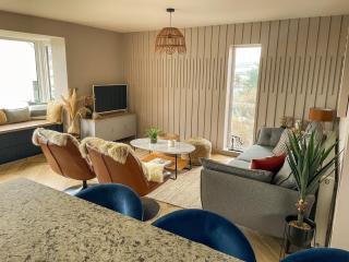 Stylish, central home with open-plan living - 5