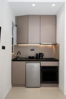 Minimal Studio with Balcony in Central Athens - 8