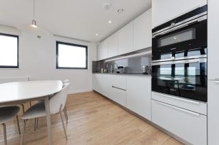 Gorgeous 2 Bed Apartment with Stunning Sea Views with Free Parking and Fast Internet - 2