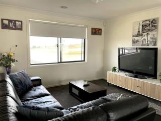 Empty Boat - Spacious 5 Bedroom Entire Modern home in Wallan - Wallan - 3
