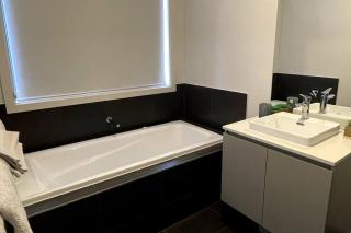 Empty Boat - Spacious 5 Bedroom Entire Modern home in Wallan - 1