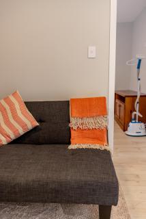 Back Garden Flat with Free On Street Parking and Fiber WIFI - 15 mins to Ferry, Stadium, CBD - 7
