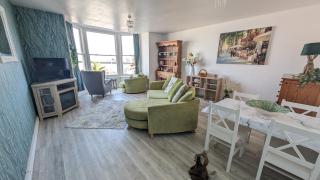 Spacious first floor apartment with gorgeous sea views - 5