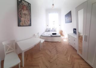 Small Sunny park view apartment - 0