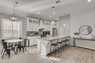 Trendy and Modern home w a Private Pool - 8