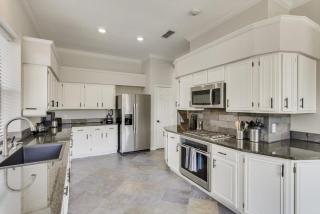 Spacious and Luxury Home w Cinema Room and Pool - Grand Prairie - 2