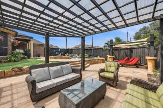 Creekside Charm w Pool Backyard Oasis Patio - Plano - 9