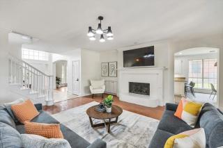 Creekside Charm w Pool Backyard Oasis Patio - Plano - 3