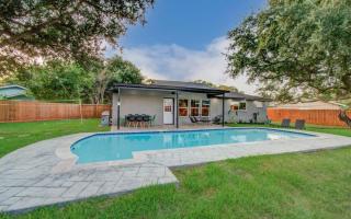 Friendswood Getaway - 5 Bedrooms + Pool + Patio - Friendswood - 0