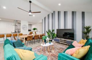 Friendswood Getaway - 5 Bedrooms + Pool + Patio - 5