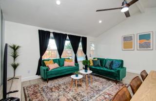 Friendswood Getaway - 5 Bedrooms + Pool + Patio - 2