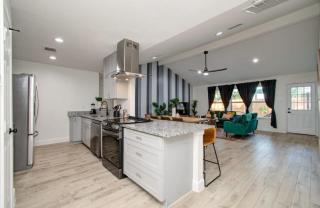 Friendswood Getaway - 5 Bedrooms + Pool + Patio - Friendswood - 1