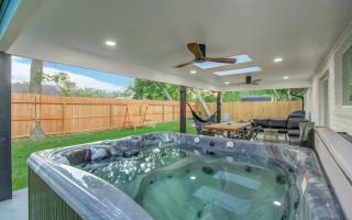 Serene 4-Bed Getaway - Hot tub & Fire Pit - Friendswood - 8