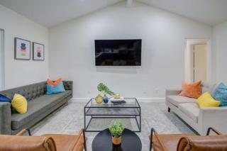Serene 4-Bed Getaway - Hot tub & Fire Pit - Friendswood - 4