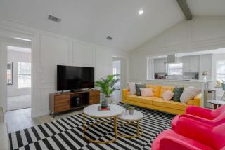 Vibrant Spacious Home w Private Pool and Jacuzzi - Richardson - 4