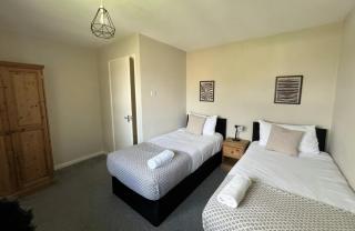Contractors welcome 3 bed house with parking by Eagle Owl Stays - Crawley - 1