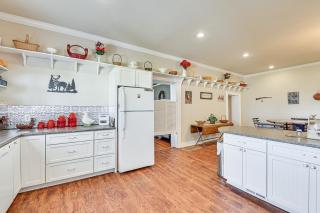 Spacious Ewing Retreat with Game Room and Fireplace! - 2