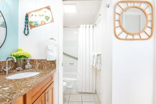 Charming 1BR: Waikiki Banyan, Ocean View + Parking - Honolulu - 5