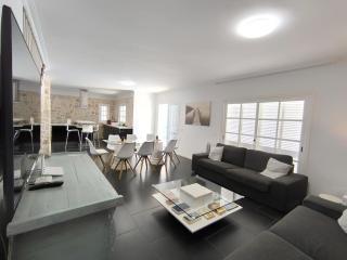 BEAUTIFUL VILLA - 4 bedrooms, heated pool, fibre net, 2 priv car park places, tv channels - Adeje - 8