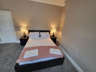 4 Bedroom house, 8 min to city! - 8