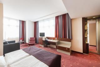 Premier Inn Köln City Mediapark - Cologne - 9