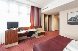 Premier Inn Köln City Mediapark - Cologne - 8