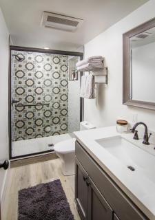 Whispering Pine Modern Luxe 3 Level 2000 sqft AC View Dogs Village - 3