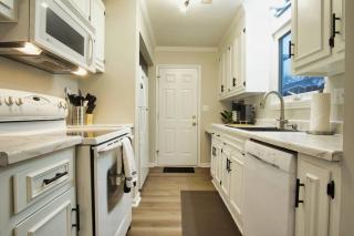 Bungalow Bliss ※ Beach Cottage Blocks From Ocean - 8