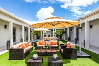 Luxurious Waterfront Sunset Bay Villa - 0