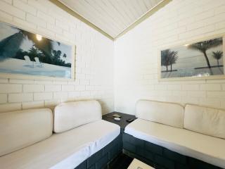 North Shore Maresias - 2 quadras da praia - Casas de 2 quartos - 80 m2 -2 banheiros -piscina sauna - estacion-churrasq privativa -wifi animais de peq porte roupa de cama e banho - 2