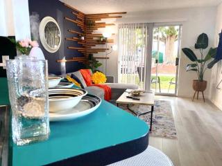 The Botanical Retreat, King Comfort & Poolside Peace - Gainesville - 9