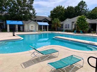 The Botanical Retreat, King Comfort & Poolside Peace - Gainesville - 7