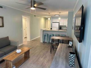 Ocean Breeze Beachfront Condo, Newly Renovated - 4