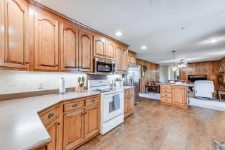 Spacious Mount Pleasant Home with Grill and Yard! - - 5