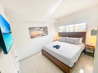 Vacay Spot experience Luna Sky! 65" TV BAR, BBQ, SHOWER massage jets, music, go to FL Keys - 1