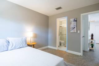 Charming 2 bed 1 bath Gem 10 min to Beach! - Fort Lauderdale - 1