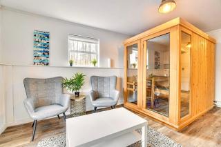 WaterFront Chalet wHotTubDiscoballSaunaPool - 6