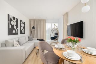 Beautiful Apartment with Balcony and Parking by Noclegi Renters - 5