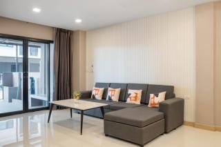 3-bedroom, 3-bathroom townhouse, community with swimming pool, gym, walking street for 20 minutes by car - - 2