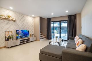 3-bedroom, 3-bathroom townhouse, community with swimming pool, gym, walking street for 20 minutes by car - - 1