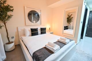 Chic Studio / Prime Business Bay Location / Spacious Balcony / New Building / Perfect for Solo Travelers, Busy Professionals, Couples - Dubai - 9