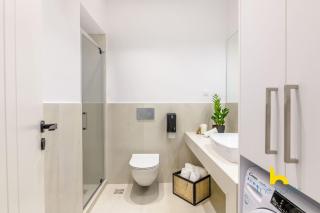 Sun-Splashed 2-BDR Corner Apartment with Hillside views! - Athens - 8