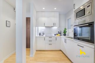 Sun-Splashed 2-BDR Corner Apartment with Hillside views! - Athens - 4