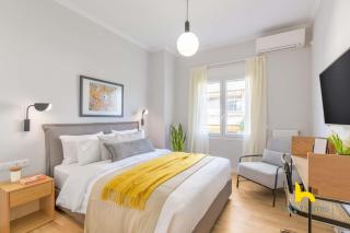 Sun-Splashed 2-BDR Corner Apartment with Hillside views! - Athens - 5