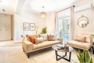 Stylish, 3-brdm Family Apartment near Acropolis! - Athene - 9
