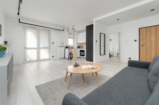 Bright Apartment with Balcony Close to the Poniatowski Park Łódź by Noclegi Renters - Łódź - 1