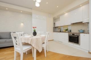 Beautiful Apartment with Spacious Terrace by Noclegi Renters - 2