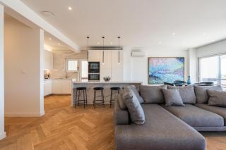 Stunning Athens Riviera 3 BD Apt - 4